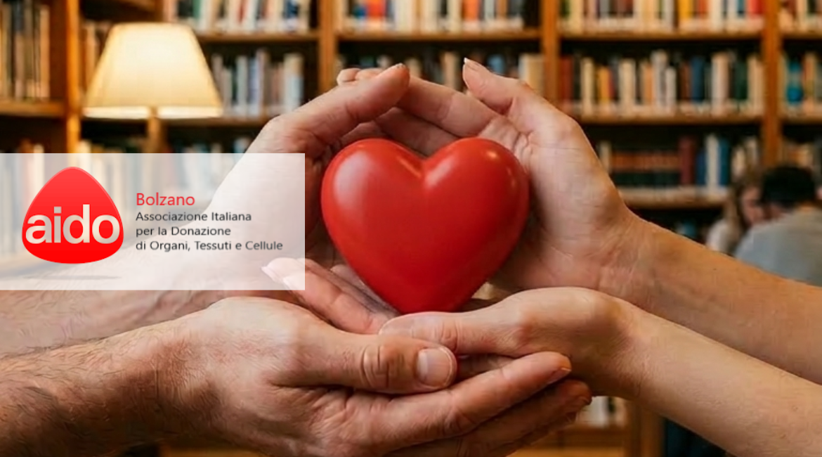 Auf dem Bild halten zwei Hände ein rotes Herz. Über dem Bild ist das Logo von AIDO zu sehen.