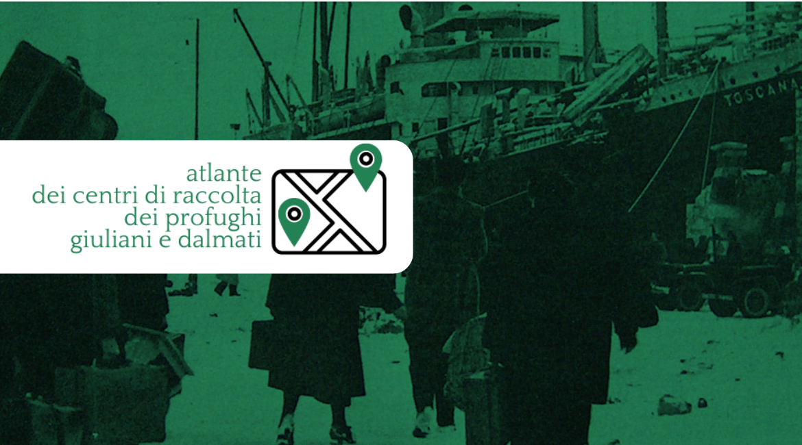Auf dem Bild ist das Logo des interaktiven Atlas der Sammelstellen für Flüchtlinge aus Julisch-Venetien und Dalmatien auf weißem Hintergrund zu sehen. Im Hintergrund ist ein grün gefärbtes Bild des Exodus aus Julisch-Venetien und Dalmatien zu sehen.
