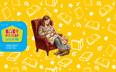 Auf dem Bild ist eine Mutter zu sehen, die ihr Baby auf einem roten Sessel stillt. Daneben befindet sich das Logo des UNICEF-Baby-Pit-Stops. Der Hintergrund ist gelb und mit stilisierten Buchmotiven verziert.