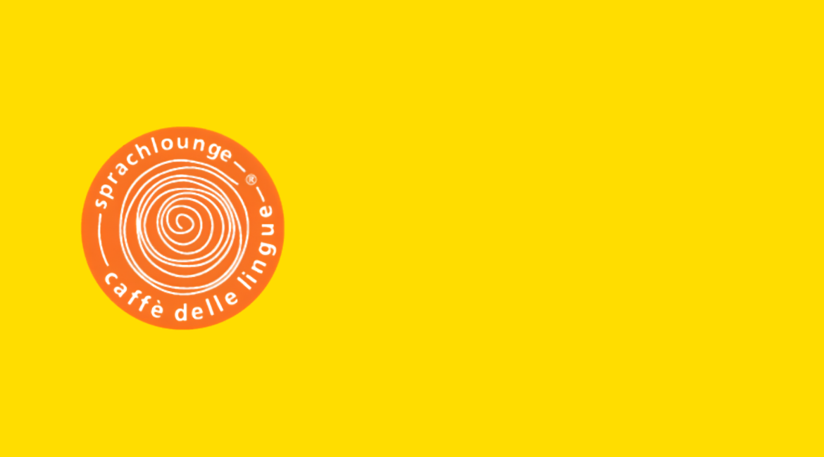 Auf dem Bild ist das runde, orangefarbene Logo des „Caffè delle lingue – Sprachlounge“ vor einem gelben Hintergrund zu sehen.