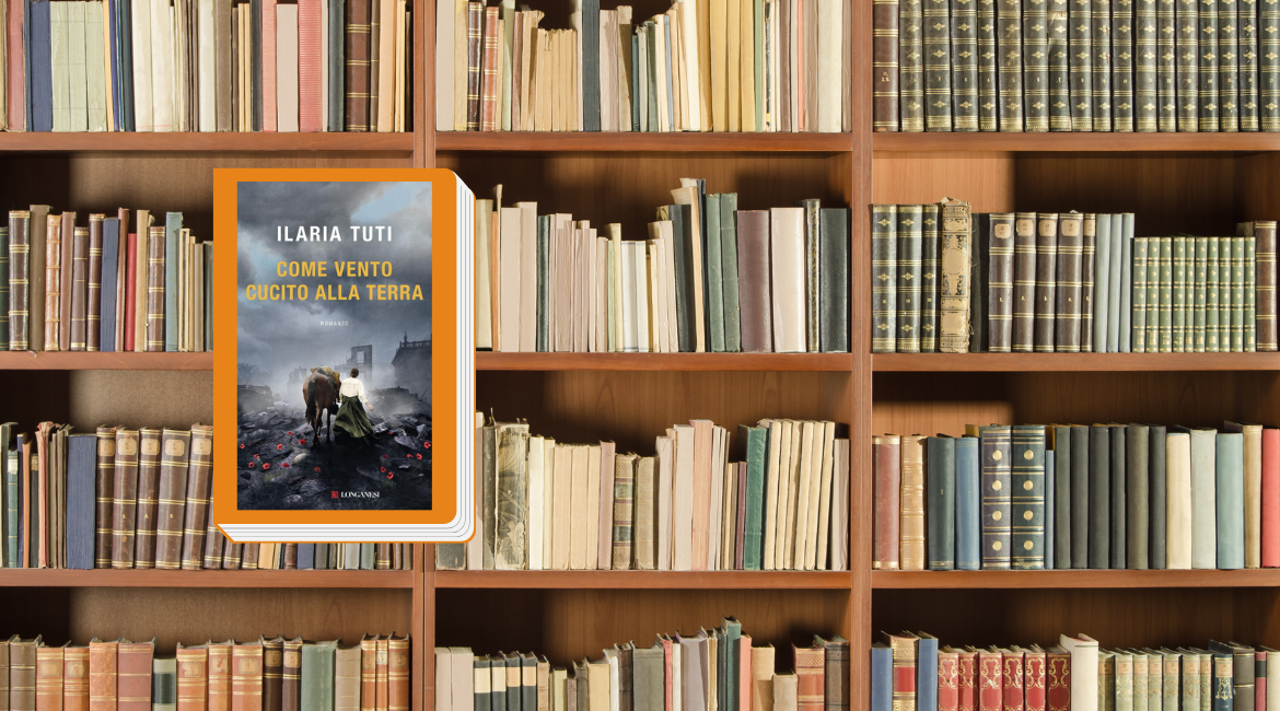 Das Bild zeigt das orange umrandete Cover des Buches „Come vento cucito alla terra“ von Ilaria Tuti. Im Hintergrund ist ein Bücherregal voller Bücher zu sehen.