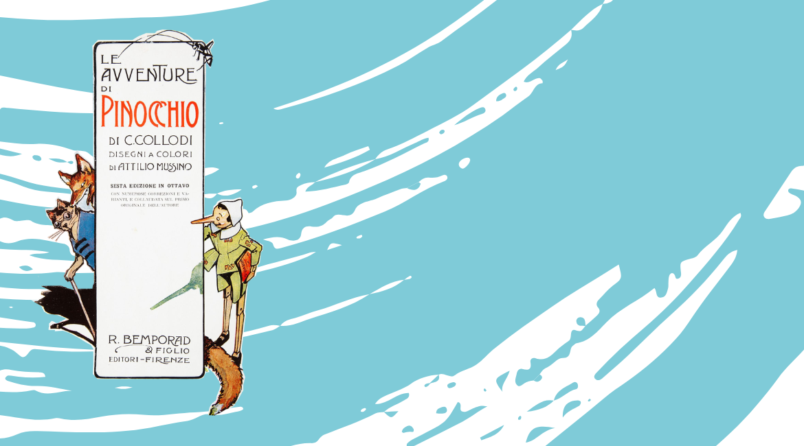 Das Bild zeigt eine Illustration aus einer historischen Ausgabe von „Le avventure di Pinocchio“ mit Pinocchio, der Katze und dem Fuchs, gezeichnet von Attilio Mussino. Der Hintergrund ist ein blauer Pinselstrich.