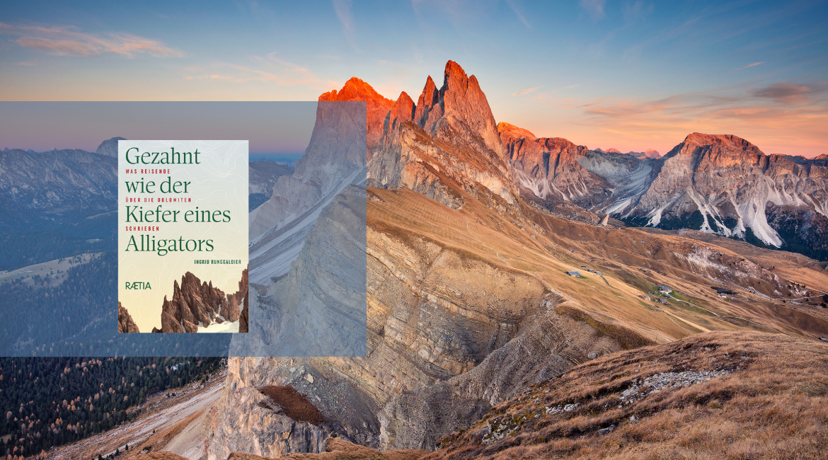 Auf dem Bild ist das Cover des Buches „Gezahnt wie der Kiefer eines Alligators“ von Ingrid Runggaldier zu sehen. Im Hintergrund ist eine Dolomitenlandschaft bei Sonnenaufgang zu sehen.