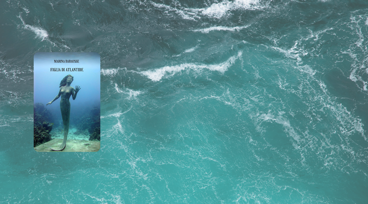 Auf dem Bild ist das Cover des Buches „Figlia di Atlantide” (Tochter von Atlantis) von Marina Barausse mit der Zeichnung einer Meerjungfrau zu sehen. Im Hintergrund sieht man türkisfarbenes Meerwasser, das vom Wind gekräuselt wird.