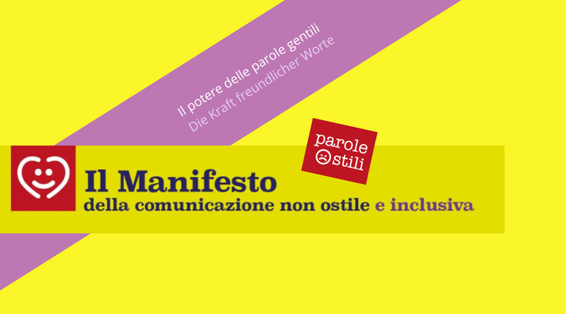 Auf gelbem Hintergrund sind das Logo von „Parole O_Stili“ und das Logo des Manifests für eine nicht-feindselige Kommunikation zu sehen. Über dem Bild befindet sich ein violetter Streifen mit der Aufschrift „Il potere delle parole gentili. Die Kraft freundlicher Worte“.