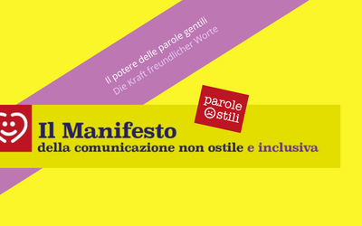 Auf gelbem Hintergrund sind das Logo von „Parole O_Stili“ und das Logo des Manifests für eine nicht-feindselige Kommunikation zu sehen. Über dem Bild befindet sich ein violetter Streifen mit der Aufschrift „Il potere delle parole gentili. Die Kraft freundlicher Worte“.
