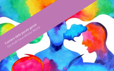 Das Bild zeigt eine abstrakte Grafik in Regenbogenfarben, auf der einige Menschen miteinander sprechen. Über dem Bild ist ein violetter Schriftzug mit der Aufschrift „Il potere delle parole gentili. Die Kraft freundlicher Worte“ zu sehen.