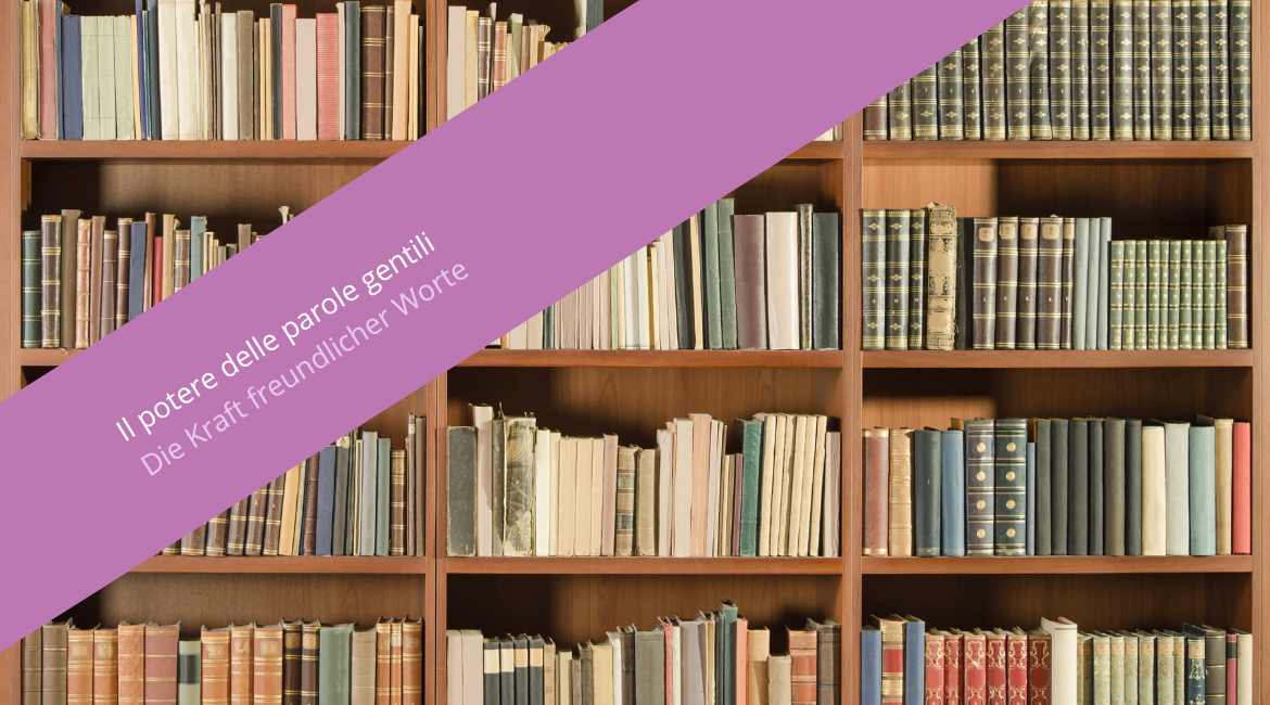 Auf dem Bild ist ein Regal voller Bücher zu sehen. Über dem Bild ist ein violetter Schriftzug mit der Aufschrift „Il potere delle parole gentili. Die Kraft freundlicher Worte“ zu sehen.