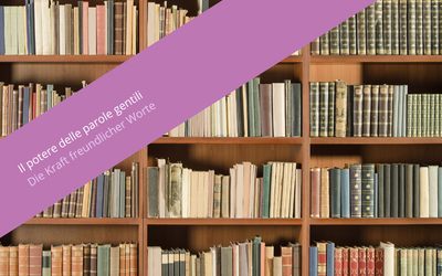 Auf dem Bild ist ein Regal voller Bücher zu sehen. Über dem Bild ist ein violetter Schriftzug mit der Aufschrift „Il potere delle parole gentili. Die Kraft freundlicher Worte“ zu sehen.