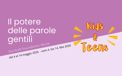 Auf dem Bild ist der Schriftzug „Il potere delle parole gentili. Die Kraft freundlicher Worte – Kids & Teens“ zu sehen, zusammen mit den Veranstaltungsdaten: vom 4. bis 14. Mai 2026. Der Hintergrund besteht aus zwei verschiedenen Violetttönen. 