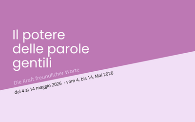 Auf dem Bild ist der Schriftzug „Il potere delle parole gentili. Die Kraft freundlicher Worte“ zu sehen, zusammen mit den Veranstaltungsdaten: vom 4. bis 14. Mai 2026. Der Hintergrund besteht aus zwei verschiedenen Violetttönen.