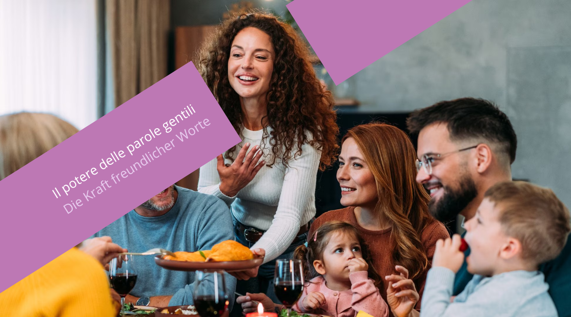 Auf dem Bild ist eine Gruppe von Menschen am Tisch zu sehen. Eine Frau mit lockigem braunem Haar serviert gerade ein Gericht. Über dem Bild ist ein violetter Schriftzug mit der Aufschrift „Il potere delle parole gentili. Die Kraft freundlicher Worte“ zu sehen.