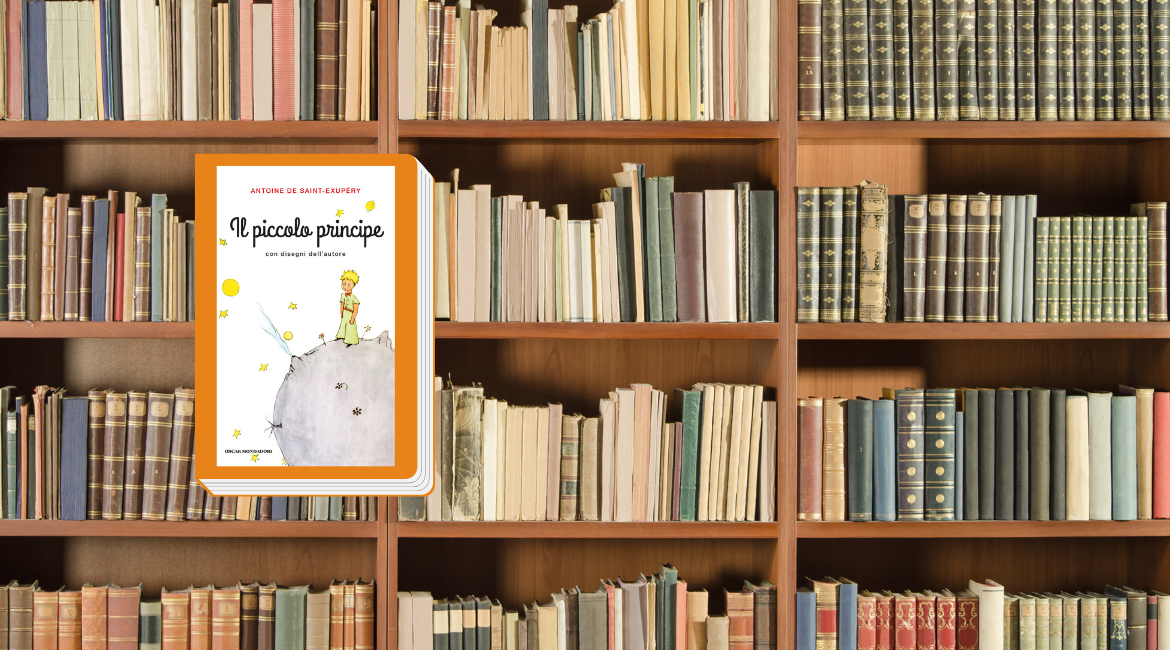 Das Cover des Buches „Der kleine Prinz“ von Antoine de Saint-Exupéry ist orangefarben umrandet. Im Hintergrund sieht man ein Regal voller Bücher.