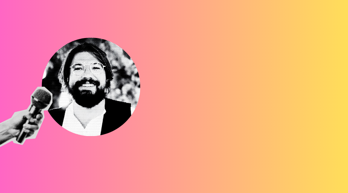 Schwarz-Weiß-Foto von Marco Montali vor einem Hintergrund, der von Fuchsia zu Gelb übergeht, daneben eine Hand, die ein Mikrofon reicht. Schwarz-Weiß-Foto von Marco Montali vor einem Hintergrund, der von Fuchsia zu Gelb übergeht, daneben eine Hand, die ein Mikrofon reicht.