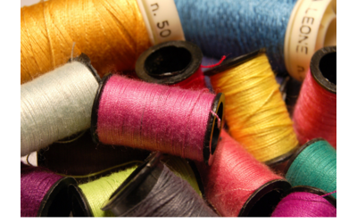 Farbige Fadenspulen.