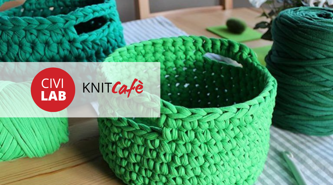 Foto von geflochtenen grünen Körben mit dem roten Logo von CIVILab KNITCafé darauf.
