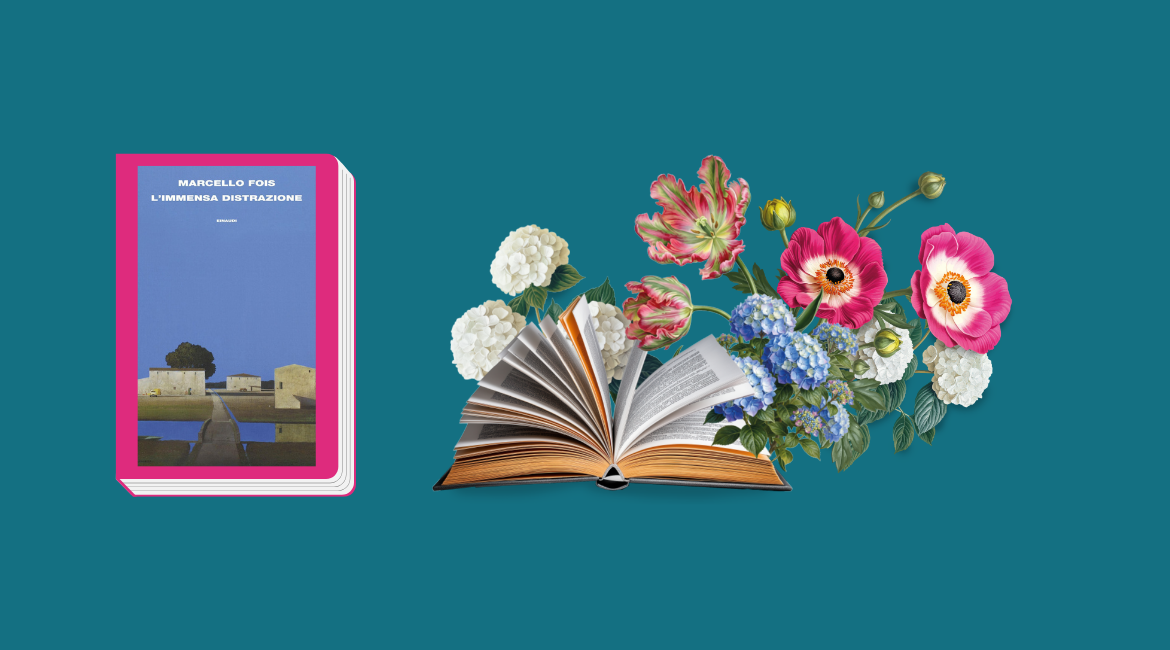 Auf dem Bild ist das mit Fuchsia eingefasste Cover des Buches „L'immensa distrazione“ von Marcello Fois zu sehen. Daneben ist ein Buch zu sehen, aus dem Wildblumen herauswachsen. Der Hintergrund ist tealfarben.