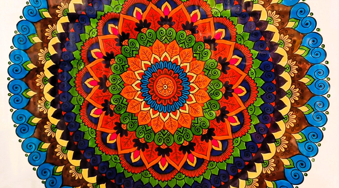 Auf dem Bild ist ein sehr farbenfrohes Mandala zu sehen, ein Werk von Katharina Tutzer.
