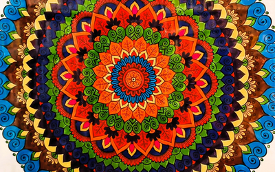 Auf dem Bild ist ein sehr farbenfrohes Mandala zu sehen, ein Werk von Katharina Tutzer.