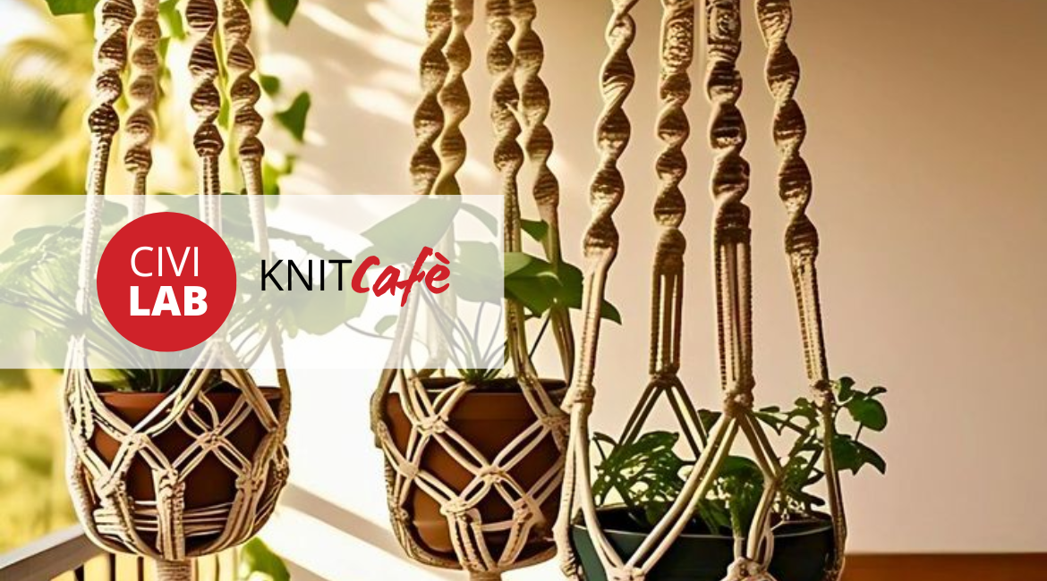 Auf dem Bild sind drei hängende Grünpflanzen in einem Makramee-Korb zu sehen. Über dem Bild befindet sich das Logo des CIVILab Knit Café.