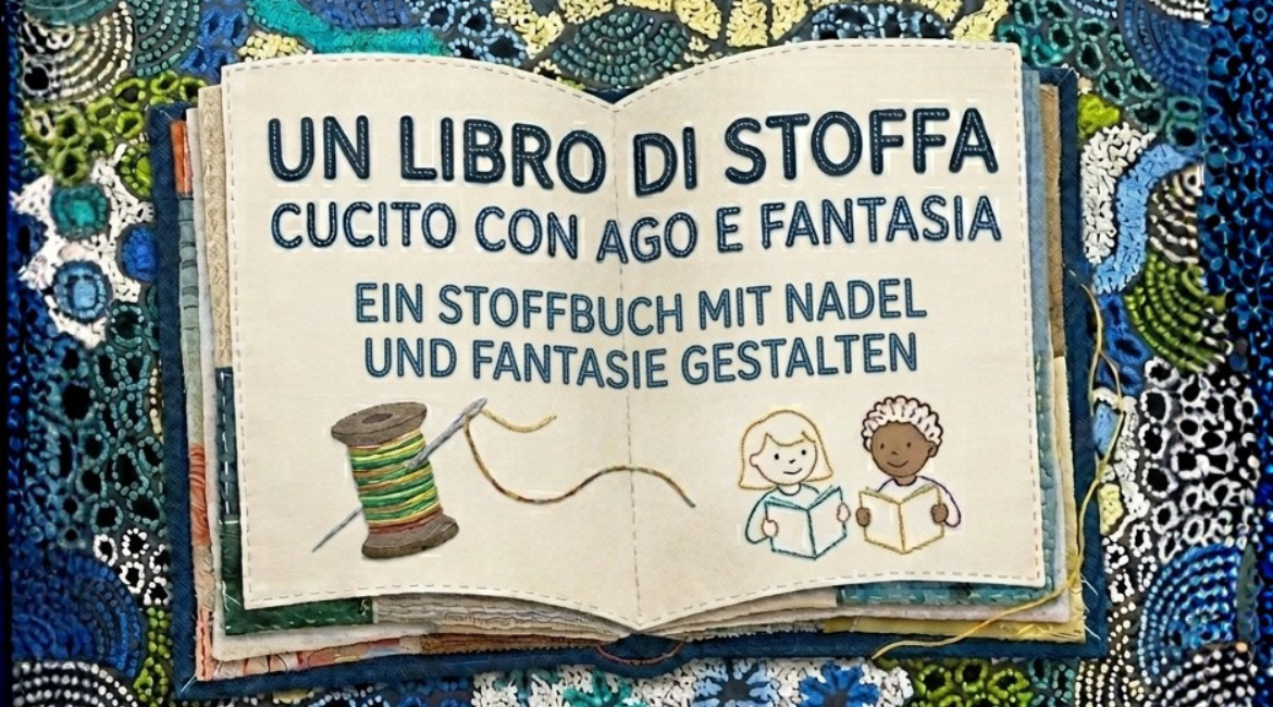 Auf dem Bild ist ein Stoffbuch mit aufgestickten Worten zu sehen. Der Hintergrund besteht aus einem Stoff in Blautönen.