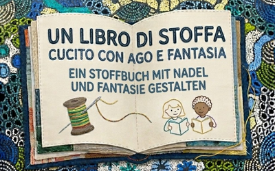 Auf dem Bild ist ein Stoffbuch mit aufgestickten Worten zu sehen. Der Hintergrund besteht aus einem Stoff in Blautönen.
