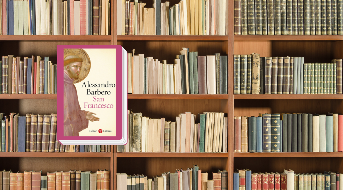 Auf dem Bild ist der mit violettem Rand verzierte Einband des Buches „San Francesco“ von Alessandro Babero zu sehen. Im Hintergrund ist ein Bücherregal voller Bücher zu sehen.