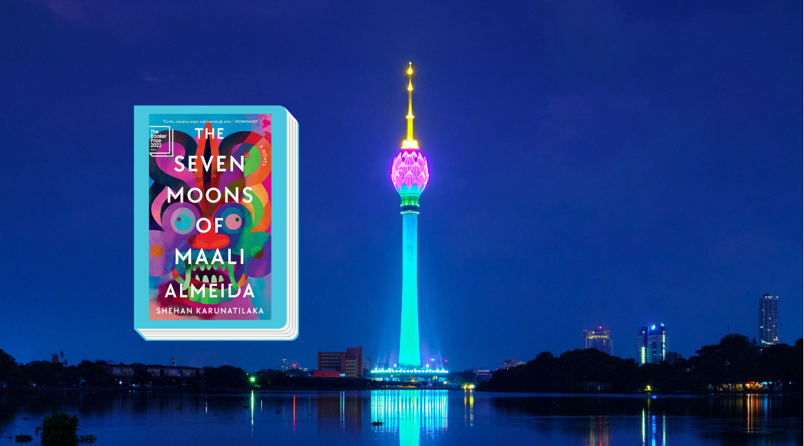 Auf dem Bild ist das mit einem hellblauen Rand versehene Cover des Buches „The Seven Moons of Maali Almeida“ von Shehan Karunatilaka zu sehen. Im Hintergrund ist eine Nachtaufnahme der Stadt Colombo mit dem Beira-See und dem beleuchteten, berühmten Lotus Tower zu sehen.