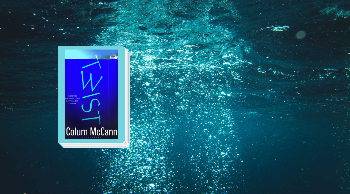 Das Cover des Buches „Twist“ von Colum McCann ist blau umrandet. Im Hintergrund sind türkisfarbene Meerestiefen zu sehen.