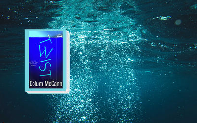 Das Cover des Buches „Twist“ von Colum McCann ist blau umrandet. Im Hintergrund sind türkisfarbene Meerestiefen zu sehen.